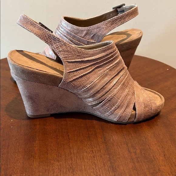 Aerosoles  open toe sling back shoe/wedge heel  tan sparkly leather/suede size 9 - Picture 4 of 14